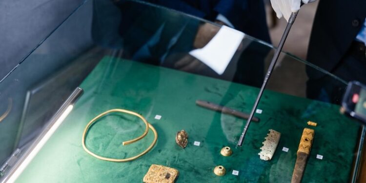 Kazakistan’da 2.400 Yıllık Kurganda Gösterişli Takılar Bulundu